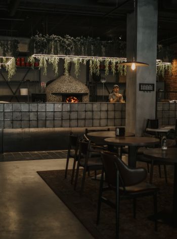 Ąžuolo malkomis kūrenama picų krosnis restorane Laisvės al. 86
