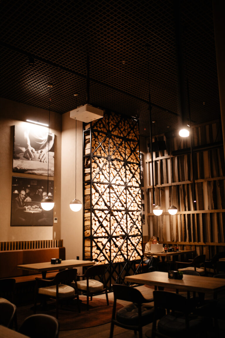 Didelė ir jauki galinė salė restorane Vilniaus g. 10